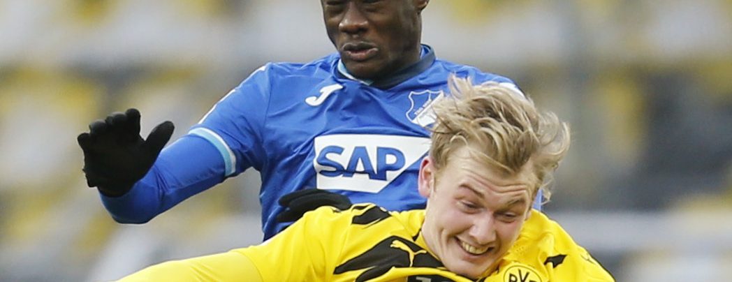 Julian Brandt i nærkamp for Borussia Dortmund