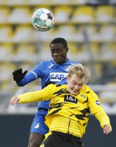 Julian Brandt i nærkamp for Borussia Dortmund
