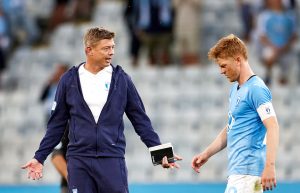 Dansk anfører Anders Christiansen og dansk træner, Jon Dahl Tomasson