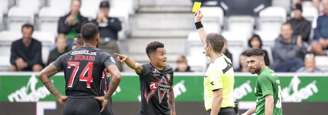 FC Midtjyllands Paulinho får gult kort for at stoppe et lovende Viborg-angreb