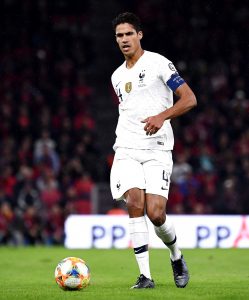 Rafael Varane kommer næppe i aktion for Manchester United i sæsonåbneren mod Leeds.