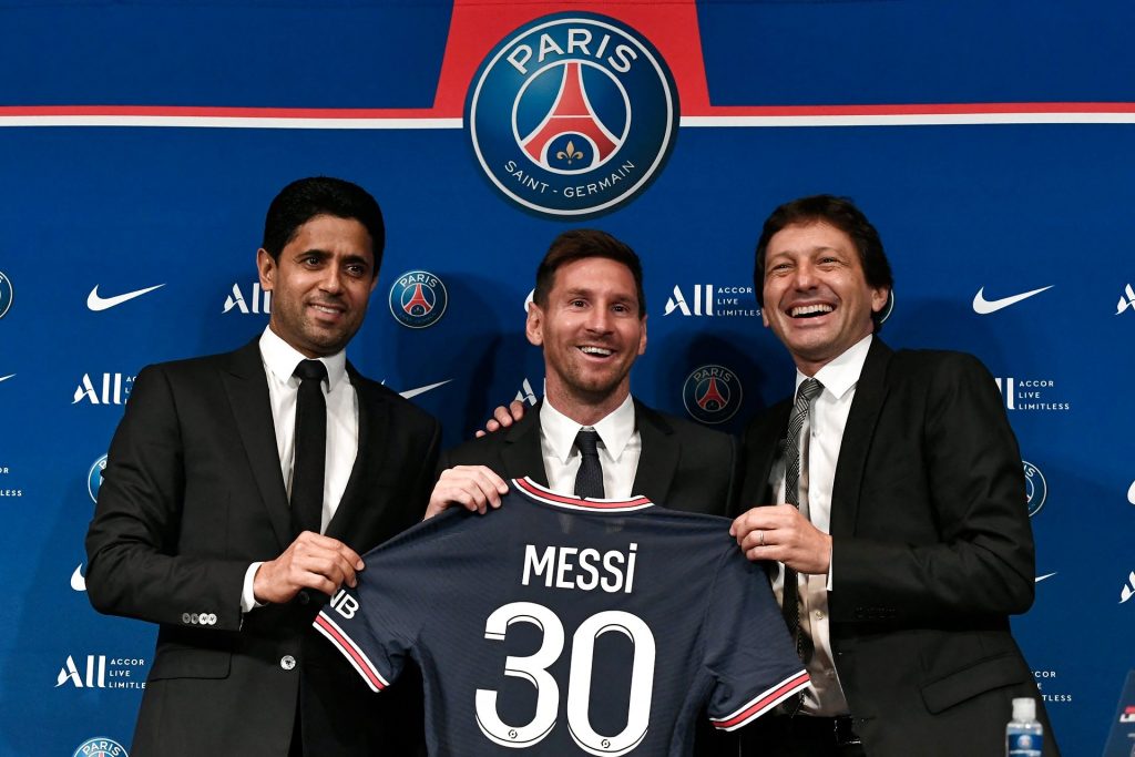 Lionel Messi flankeret af PSG's præsident Nasser Al-Khelaifi og sportsdirektør Leonardo.