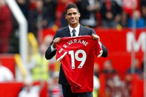 Raphael Varane blev præsenter på Old Trafford af Manchester Uniteds lørdag