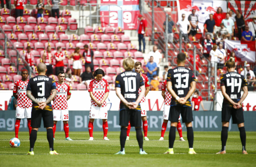 Der blev afholdt et minuts stilhed før Bundesligakampen mellem Mainz og Leipzig søndag. 