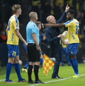 Niels Frederiksen og Brøndby IF måtte søndag aften ændre i taktikken kort inde i kampen