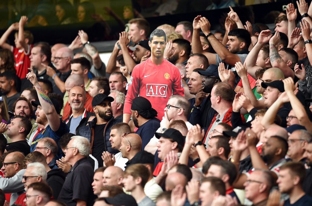 Manchester Uniteds udebanefans holder en papfigur af Cristiano Ronaldo