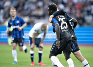 OB-spillere jubler efter en scoring mod AGF på Ceres Park i Århus