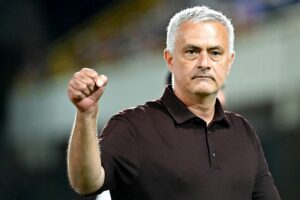 Jose Mourinho har stået på sidelinjen 1000 gange, når AS Roma søndag møder Sassuolo.