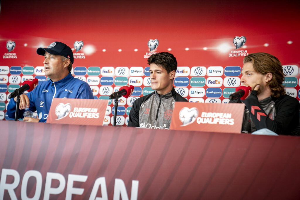 Kasper Hjulmand på pressemødet med Mathias Jensen og Christian Nørgaard forud for Danmarks landskamp mod Færøerne.