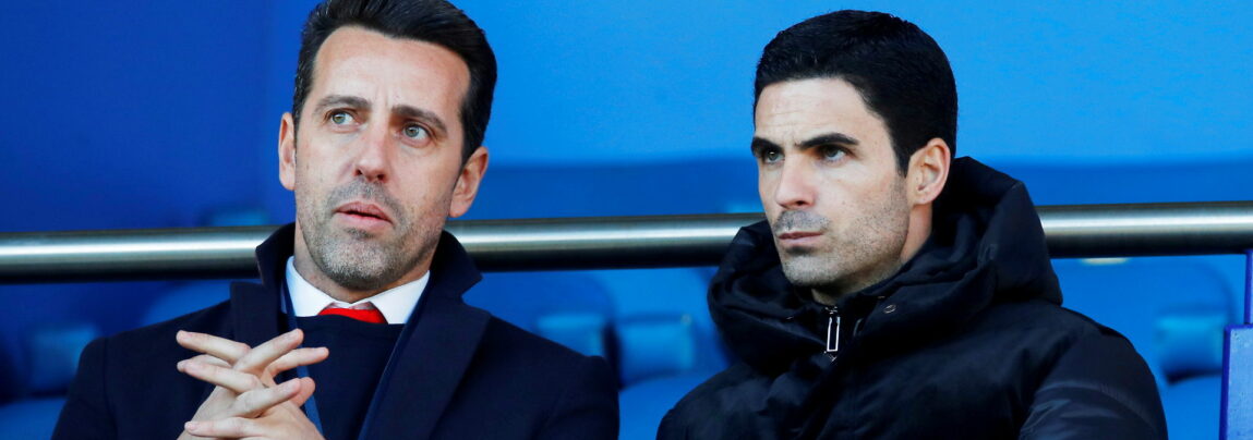 Arsenals Edu sidder her sammen med manager, Mikel Arteta. De er begge under pres.
