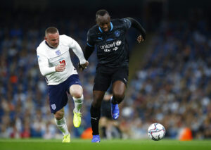 Wayne Rooney og Usain Bolt kæmper om bolden