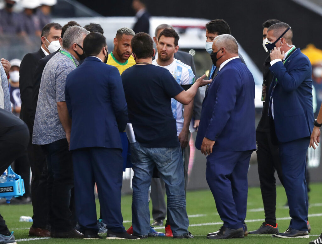 Messi og de argentinske spillere gik fra banen til kampen mellem Brasilien og Argentine