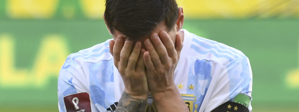 Lionel Messi har fået afbrudt en kamp mod Brasilien, nu spiller han formentlig ikke for PSG i weekenden.