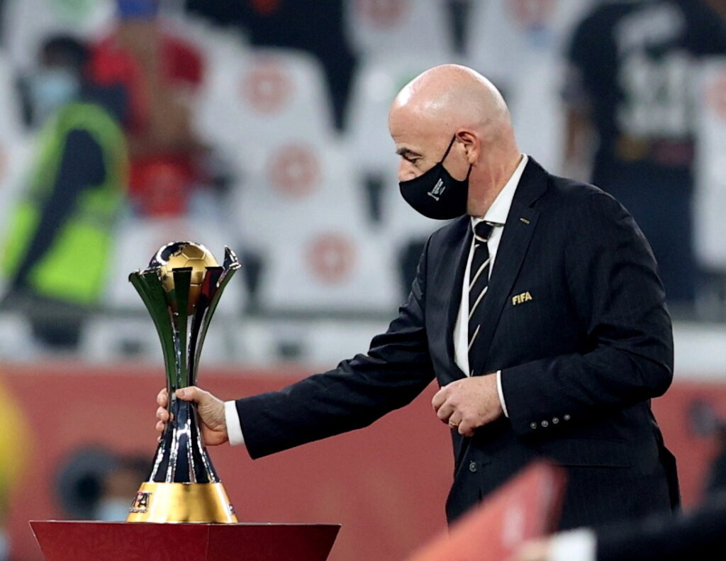 FIFA-præsident, Gianni Infantino, med trofæet for VM for klubhold