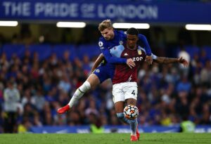 Chelseas Timo Werner kravler på Aston Villas Konsa