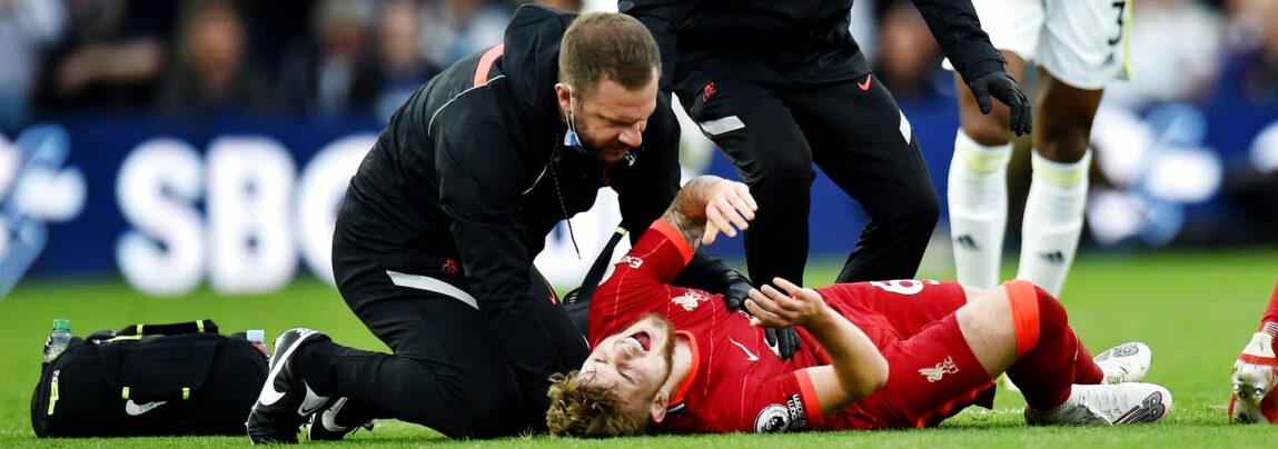Harvey Elliott behandles for sin skade i Premier League i kampen mellem Liverpool FC og Leeds United