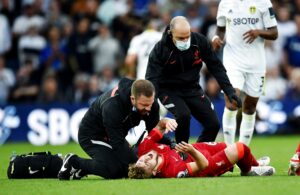 Harvey Elliott behandles for sin skade i Premier League i kampen mellem Liverpool FC og Leeds United
