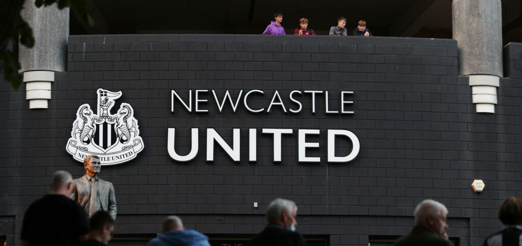 Newcastle møder Leeds og fansene vil protestere mod klubejer.