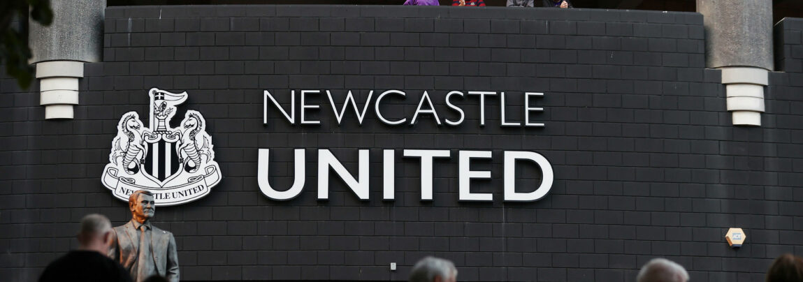 Newcastle møder Leeds og fansene vil protestere mod klubejer.