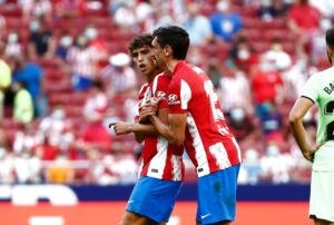 Stefan Savic forsøger at skubbe Joao Felix af banen, efter han modtog et rødt kort.