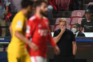 Ronald Koeman ligner en færdig mand. Efter nederlaget til Benfica gik præsident Joan Laporta i omklædningsrummet unden Koemans tilstedeværelse