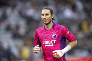 Kamil Grabara fra F.C. København har givet rent besked til en af sine konkurrenter