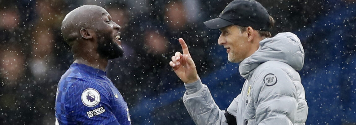 Thomas Tuchel og Romelu Lukaku deler glæden over Chelseas førsteplads.