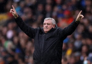 Steve Bruce forbliver på posten som manager for Newcastle