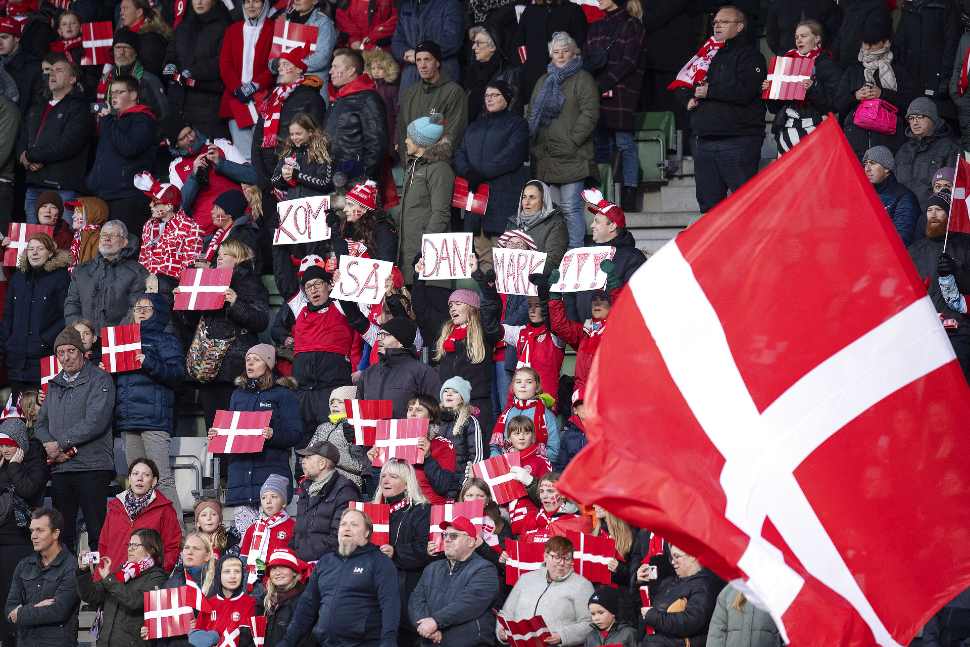 Bøde til DBU efter ølkast Det var en dyr fornøjelse for DBU, da de danske fans under sommerens EM ikke kunne afholde sig fra at kaste med øl. Foto: Bo Amstrup/Ritzau Scanpix
