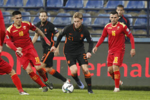 Bayern München er ude efter Frankie de Jong.