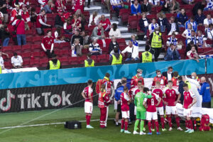 Lægen, der stod bag genoplivningen af Christian Eriksen ved EM i sommer, er kommet til skade under en kamp i Bulgarien.