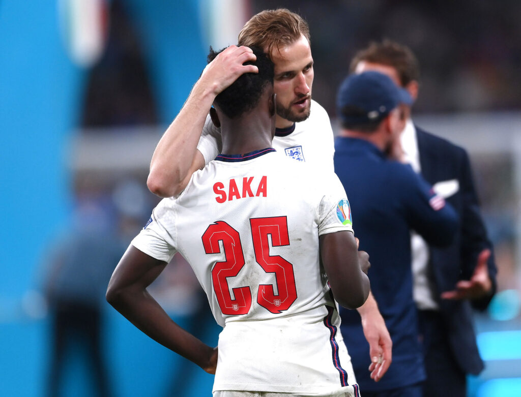 Bukayo Saka trøstes af Harry Kane efter EM nederlag til Italien