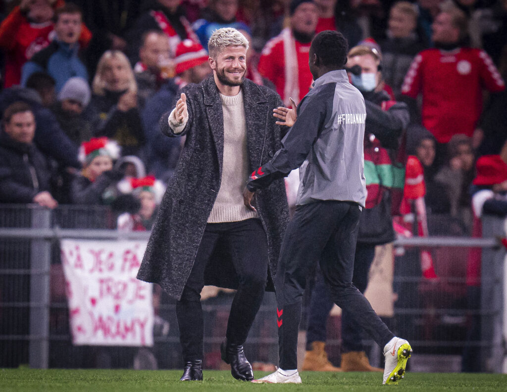 Lasse Schöne der bliver hyldet i Parken til landskamp