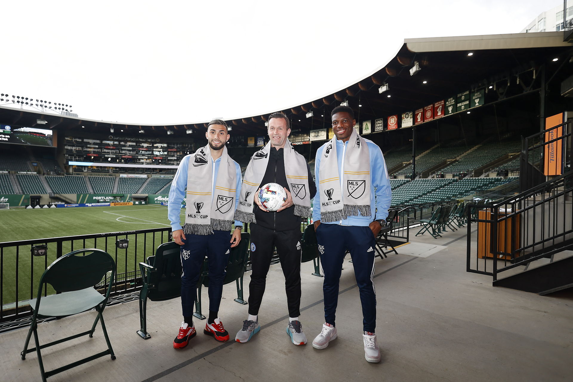 Kæmpe succes endte med at træner smed tøjet! Ronny Deila mens han stadig havde tøjet på og før sejren kom i hus. Foto: Ritzau Scanpix 