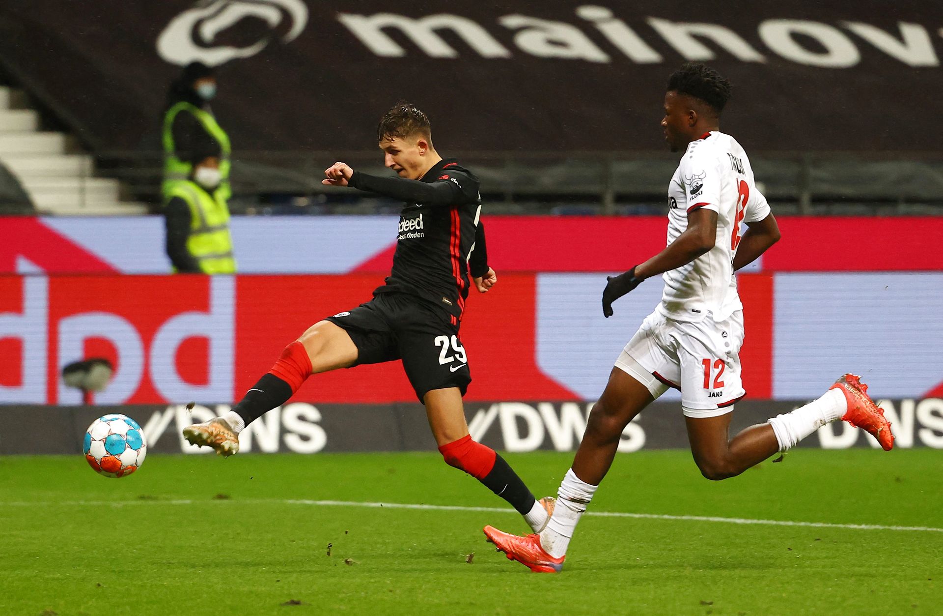 Lindstrøm efter storsejr og målscoring – Vi har spillet bedre kampe Jesper Lindstrøm bankende bolden i kassen til 2-2 i Eintracht Frankfurts 5-2 sejr over Bayer Leverkusen søndag. Foto: Kai Pfaffenbach/Reuters/Ritzau Scanpix