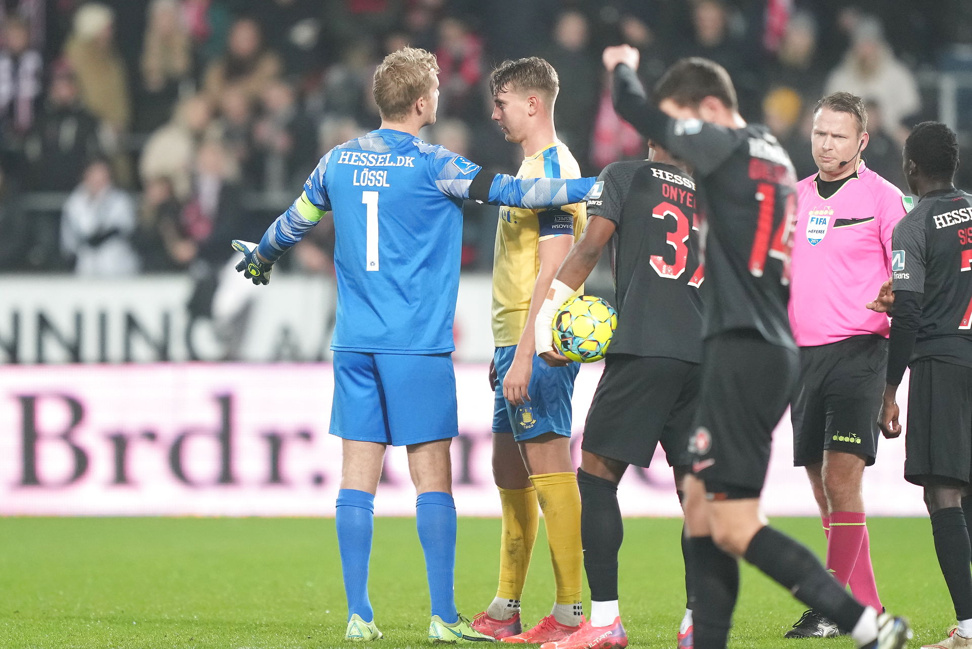 Ærgerlig Maxsø: Midtjylland byder ikke ind med meget I løbet af kampen var der flere nærkampe, hvor spillerne gik hårdt til den. Foto: Claus Fisker/Ritzau Scanpix.