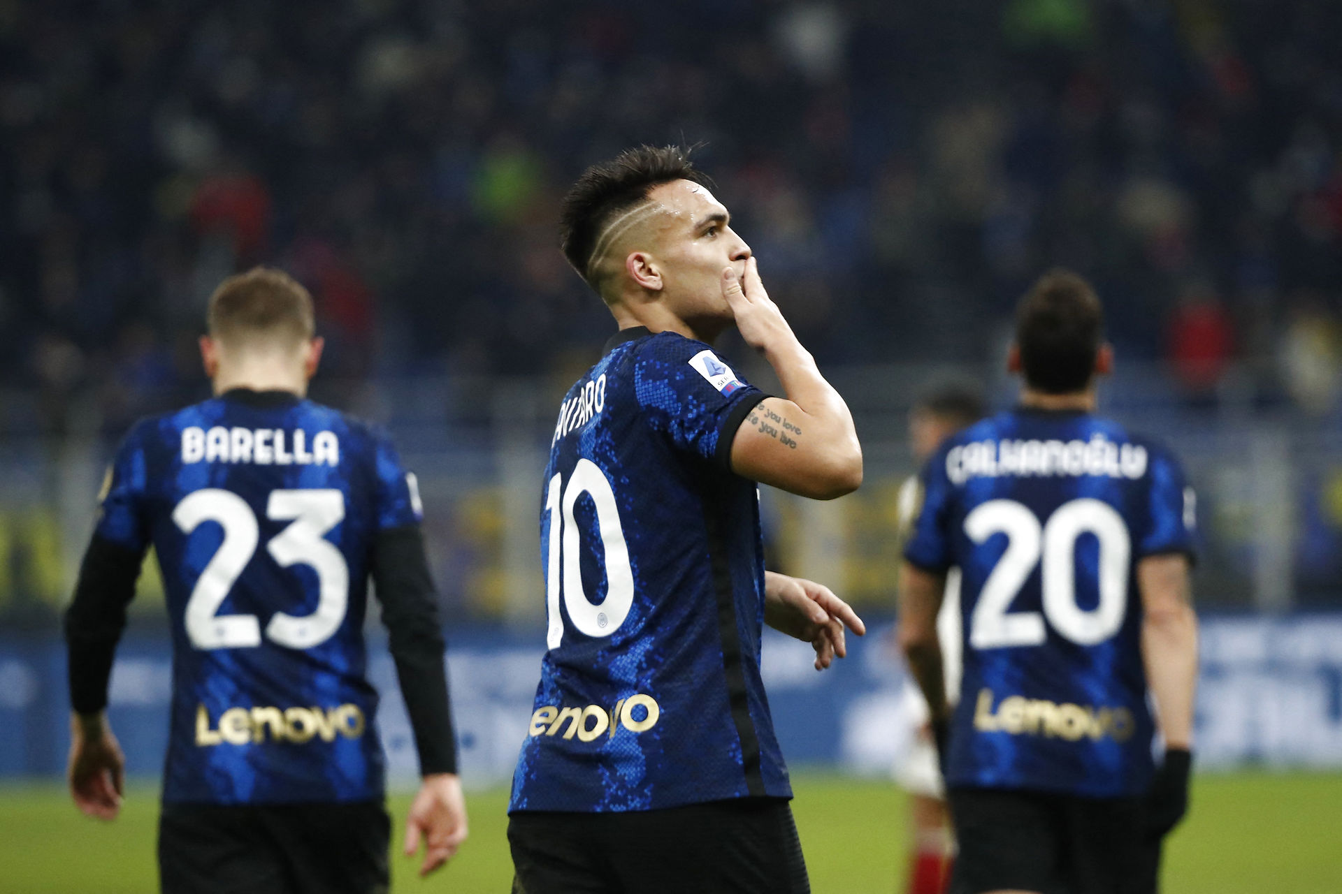 Martinez bomber Inter ind på førstepladsen Serie A Lauturo Martinez sendte luftkys til VAR-vognen, som korrekt dømte argentineren onside ved 4-0. Foto: Alessandro Garofalo/Reuters/Ritzau Scanpix. 