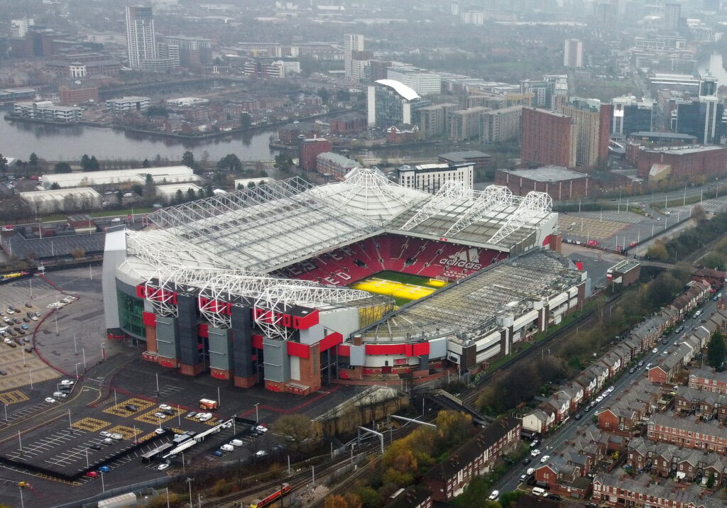 Manchester United har med Old Trafford det største stadion i Premier League.