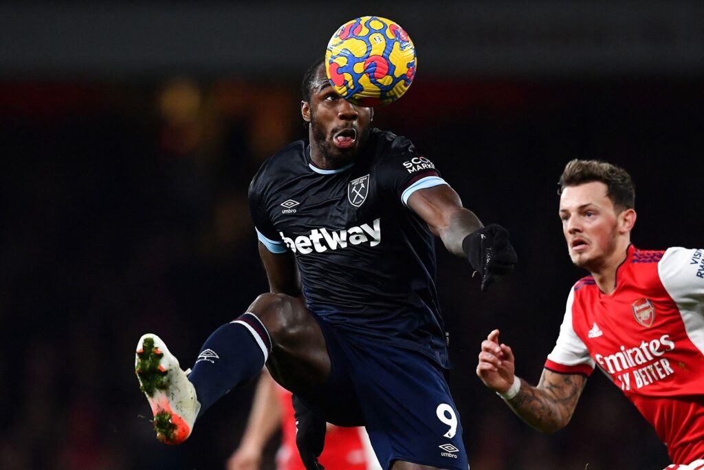 Michail Antonio er testet positiv for Covid-19 inden onsdagens Carabao Cup-kamp imod Tottenham.