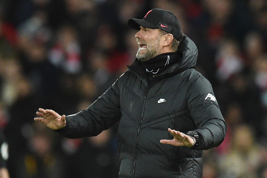 Liverpools manager Jürgen Klopp ser ingen grund til at stoppe Premier League.