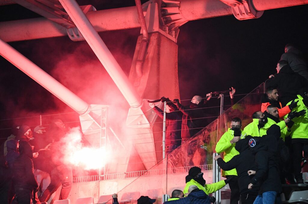 Tilskueruroligheder på tribunerne i en Lyon-kamp