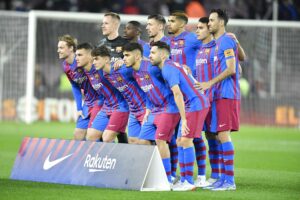 Barca-truppen smiler før kamp. Camp Nou skal have en overhaling