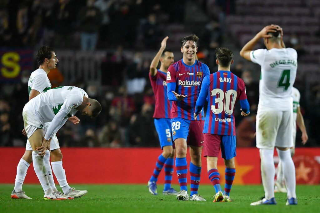 Nico González startede ude for FC Barcelona, på grund af en regel som Xavi kalder "latterlig".