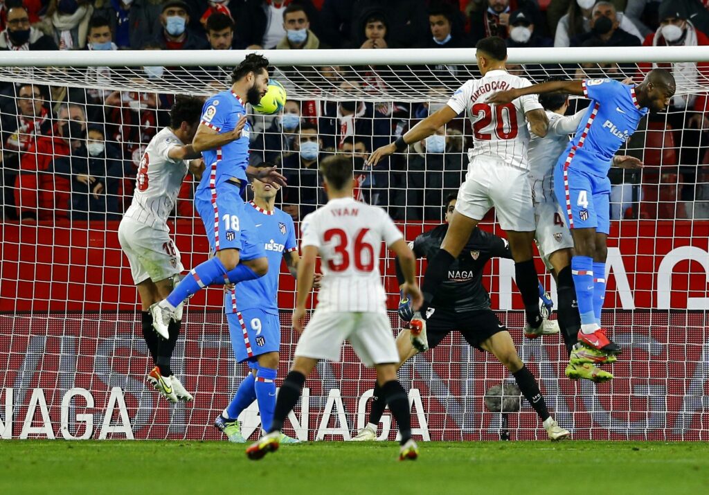 Atlético Madrid spillede lørdag aften en intens kamp Sevilla på udebane.