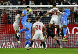 Atlético Madrid spillede lørdag aften en intens kamp Sevilla på udebane.
