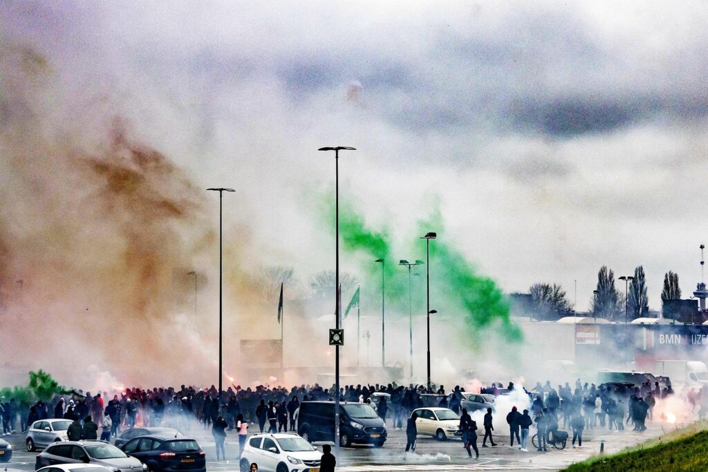 Feyenoord mod Ajax bød på fyrværkeri udenfor stadion