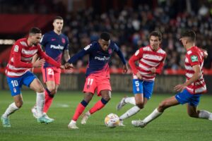 Atlético Madrid må undvære fire spillere og en cheftræner, der alle er smittet med Covid-19