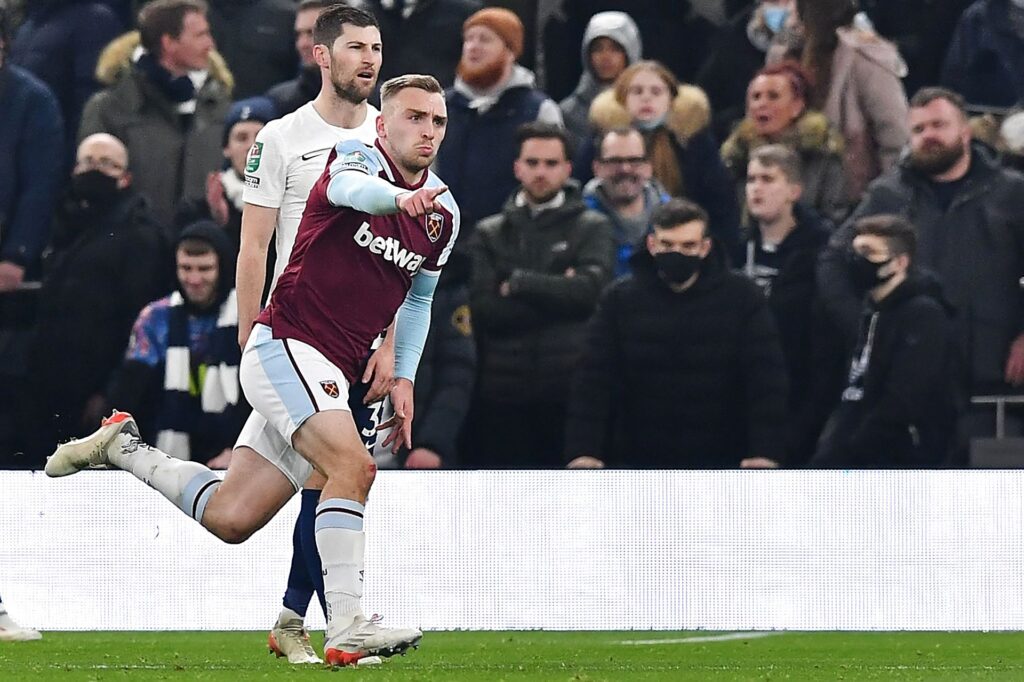 Jarrod Bowen fra West Ham fejrer sin scoring mod Tottenham i Carabao cuppen.