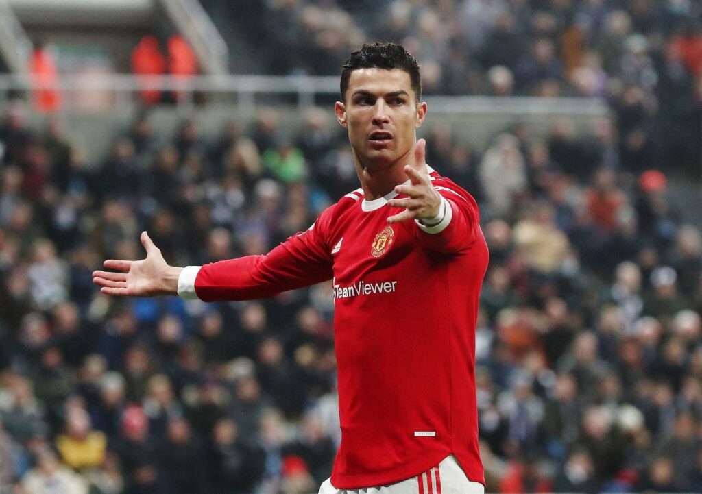 Premier League Ronaldo starter igen inde for United, der har smidt Raphael Varane på bænken