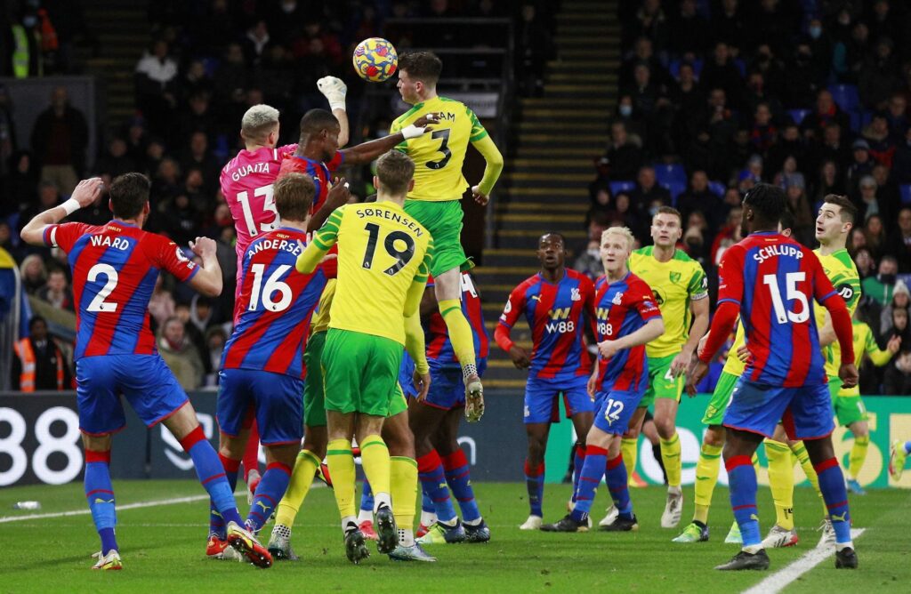 Jacob Lungi Sørensen brænder en stor chance, hvorefter Crystal palace scorer i den anden ende.